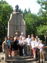 У памятника Пушкину в Шанхае 