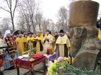 Торжественная панихида у памятника М.Чакиру