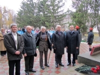 На церемонии возложения цветов к памятнику советским воинам 