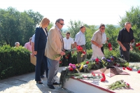 Возложение цветов к памятнику воинам-освободителям