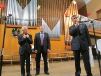  Николая Гибу (слева) приветствуют российские дипломаты Валентин Рыбицкий и Валерий Кузьмин 