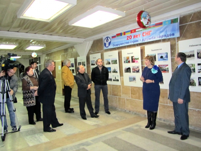  Открытие фотовыставки "Содружество стран - дружба народов" 