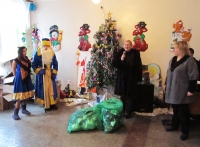 Заместитель руководителя представительства Россотрудничетсва Е.Лысенко поздравляет ребят с праздниками 