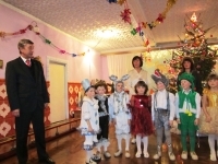  В. Кузьмин поздравляет ребят с новогодними праздниками 