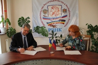 Николай Цыу и Татьяна Четвернина во время подписания Соглашения