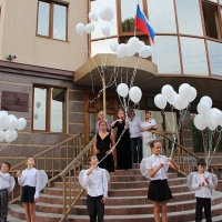 Белые шары в небе - в память о погибших детях
