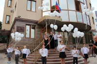 Белые шары в небе - в память о погибших детях