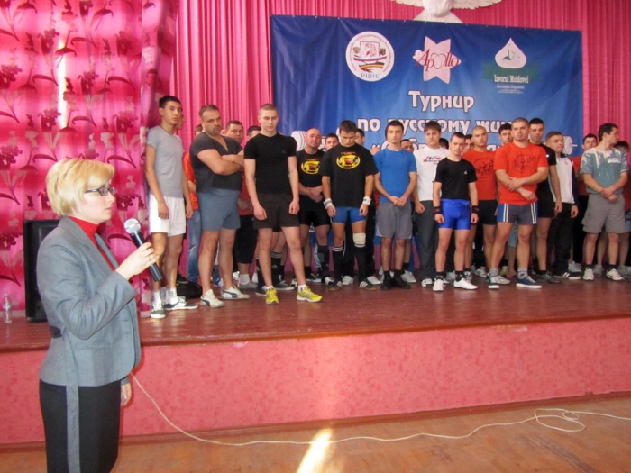 Ю.Семенченко приветствует участников турнира.