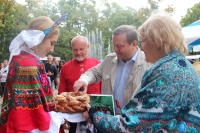 Здесь встречают хлебом-солью. Слева направо: П. Донцов, В. Рыбицкий, Л. Лащенова
