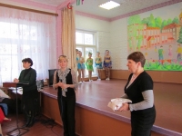 Ю.Семенченко (В центре) обращается к выпускникам школы-интерната