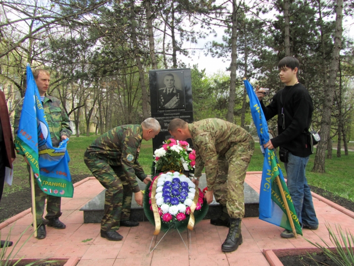 Возложение цветов к памятнику В.Маргелова 