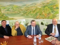В. Рыбицкий (в центре) приветствует создание нового клуба 