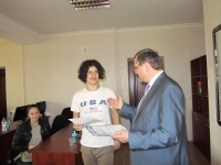 В. Рыбицкий вручает сертификаты юным журналистам 