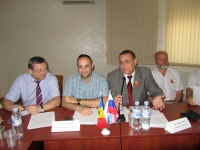 В.Рыбицкий (слева) приветствовал участников круглого стола