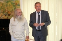 От РЦНК старообрядцев приветствовал заместитель руководителя представительства Россотрудничества С. Давыдов (справа)
