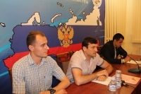 И. Мунтян (в центре) призвал общественность противостоять "фальшивкам"