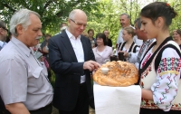 Российского посла Фарита Мухаметшина встречают хлебом солью.