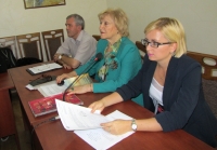 Ю.Семенченко (справа) приветствует участников встречи 