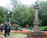Посол Российской Федерации в Молдвавии Фарит Мухаметшин возлагает цветы к памятнику А.С.Пушкина  