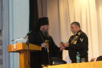 Архиепископ Савва передал казакам  молитвослов от митрополита Кирилла
