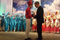 С. Скворцов вручает дипломы участникам фестиваля