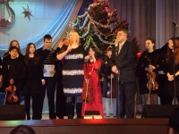 Елена Лысенко (в центре) приветствует участников и зрителей «Рождественских встреч»